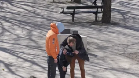 Reacţia trecătorilor când un copil este bătut pe stradă, în miezul zilei VIDEO