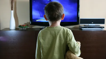 Cum îi afectează pe copii statul la TV
