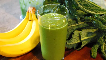 REŢETE ENERGIZANTE. Smoothie verde sau ciorbă de ciuperci pleurotus cu lapte de cocos