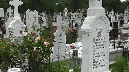 Infracţiuni în cimitir. Gropari arestaţi, după ce au furat bijuteriile de la morţi