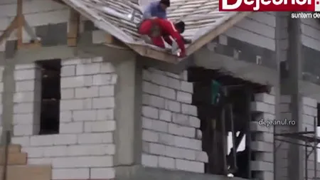 Inconştienţă: Cum mansardează muncitorii un bloc din Dej VIDEO