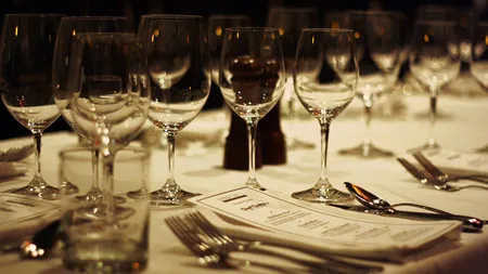 O femeie s-a îmbogăţit după o masă la un restaurant. Descoperirea din farfurie care i-a umplut buzunarele FOTO