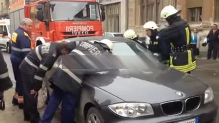 O bătrână din Lugoj a rămas blocată într-o maşină de lux după ce nu a ştiut să deschidă portierele VIDEO