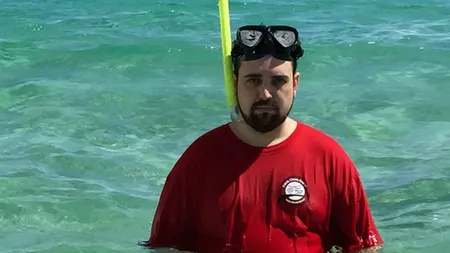 A câştigat o VACANŢĂ de VIS gratuită într-o ţară exotică, dar este trist în fiecare poză. Ce a păţit bărbatul
