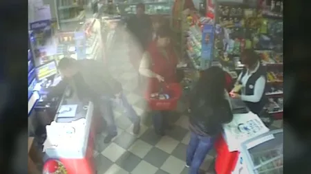 Tupeu incredibil: Un hoţ a dat o spargere într-un magazin plin cu clienţi, în Buzău