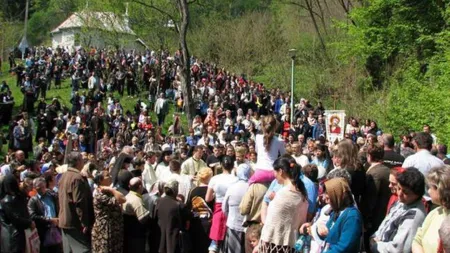 Minunile de la Mănăstirea Izbuc. Credincioşii merg la izvorul care vindecă boli