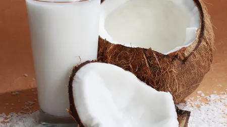 Virtuţile laptelui de cocos - aliment-minune pentru copii şi adulţi