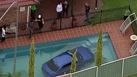 Accident incredibil la Sydney: O maşină a plonjat direct în piscină VIDEO