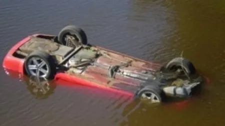Un mort şi trei răniţi după ce o maşină a ajuns într-un pârâu, în Botoşani