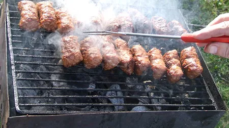 Carnea la grătar este cancerigenă. Cum eviţi apariţia compuşilor toxici