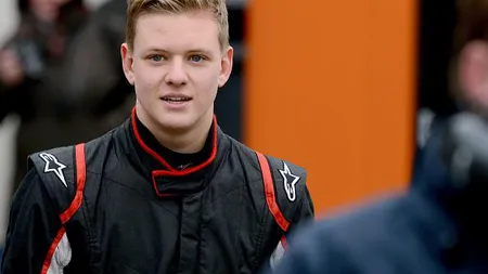 Primele imagini cu fiul lui Michael Schumacher pe circuit, la volanul unei maşini de Formula 4 VIDEO