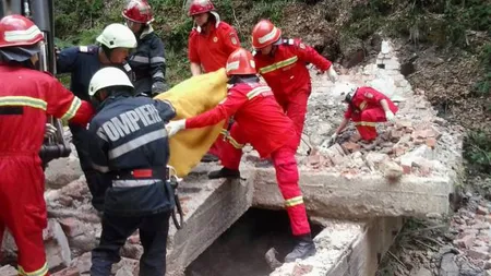 TRAGEDIE ÎN COSTINEŞTI. Doi tineri muncitori au murit îngropaţi de vii sub un mal de pământ