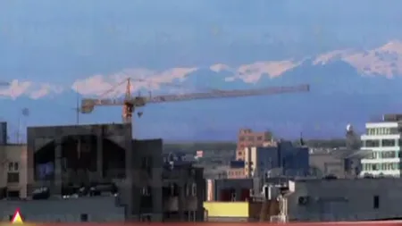 Munţii chiar se văd din Capitală. Bucegii, fotografiaţi de pe un bloc din Bucureşti VIDEO