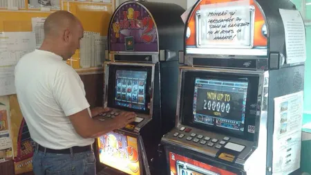 A pierdut o sumă mare de bani la păcănele şi a distrus tot ce i-a stat în cale