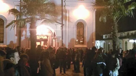 Slujba de Înviere, ţinută la adăpostul palmierilor în România