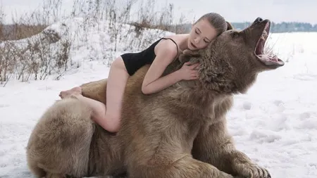 Şedinţă FOTO SEXY, în braţele unui URS. Un fotograf excentric a arătat conexiunea dintre om şi urs FOTO