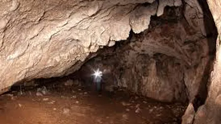 DESCOPERIRE MACABRĂ în Hunedoara. Cadavrul unei femei, găsit într-o peşteră