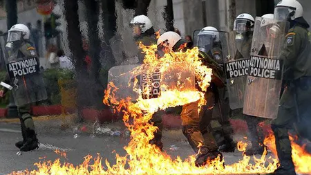 Ciocniri VIOLENTE între anarhişti şi poliţie în Grecia