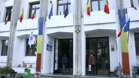 Scandal la Primăria Constanţa. Un bărbat a spart geamul uşii de la intrare