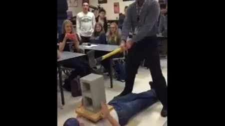 Momentul în care un profesor de fizică şi-a pierdut locul de muncă în urma unui experiment nereuşit VIDEO