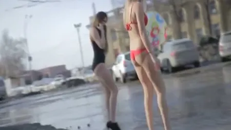 Protest sexy în Siberia: Mai multe tinere s-au dezbrăcat la 9 grade VIDEO
