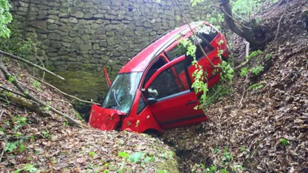 TRAGEDIE în Hunedoara. Doi morţi după ce şoferul a adormit la volan şi au căzut într-o râpă VIDEO