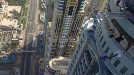 Amatori de adrenalină au sărit de pe cea mai înaltă clădire din lume VIDEO
