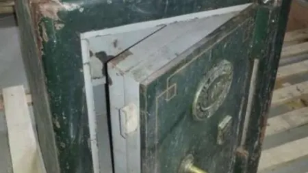 A găsit un seif MISTERIOS în casa abia cumpărată. COMOARA găsită în el i-a schimbat viaţa