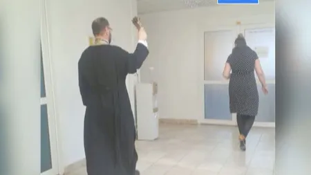 Casa de pensii din Constanţa a fost închisă timp de o oră pentru sfinţire VIDEO