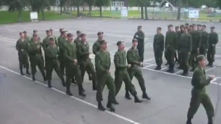 În ritm de dans: Soldaţii ruşi mărşăluiesc pe 