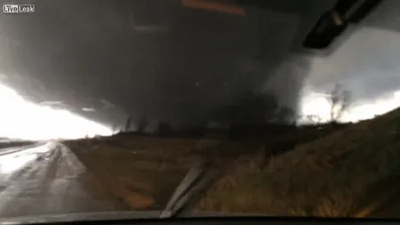 Cum se vede o tornadă de la trei metri distanţă VIDEO
