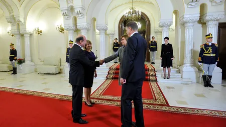 Klaus Iohannis: Băsescu nu mi-a predat niciun DOSAR. Afirmaţiile privind serviciile, destul de DEPLASATE