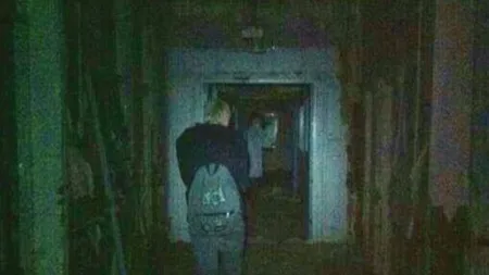 FANTOMĂ surprinsă la un ospiciu abandonat. Stafia le-a spus să aibă grijă la scări VIDEO