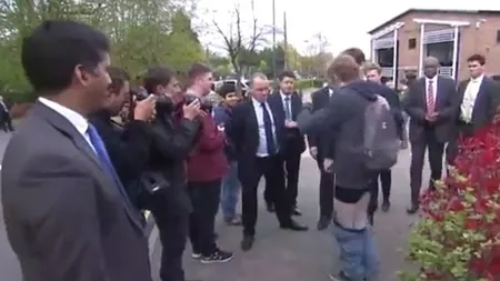 A vrut să facă un SELFIE cu PREMIERUL, dar a rămas cu pantalonii în vine. Ce s-a întâmplat este hilar VIDEO