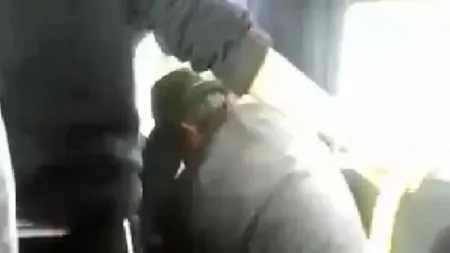 Imagini cumplite cu un bătrân bruscat, lovit şi înjurat într-un AUTOCAR: Da-te în... VIDEO