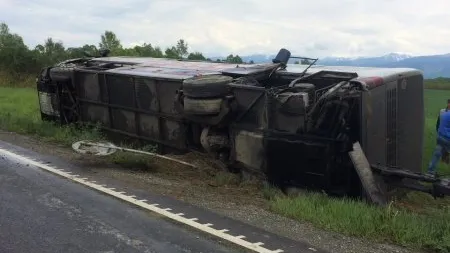 Accident MORTAL pe DN 1. Un AUTOCAR cu 25 de pasageri s-a ciocnit cu o autoutilitară VIDEO