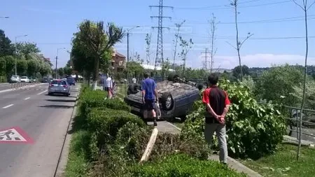 Un şofer din Cluj-Napoca a rupt doi copaci şi un indicator, apoi a fugit de la locul accidentului