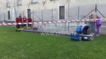 O fetiţă româncă, în stare gravă după ce a căzut de la o înălţime de şase metri, într-un parc din Italia VIDEO
