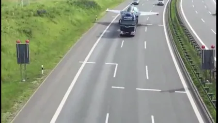 Un avion Eurofighter a blocat traficul pe o autostradă din Germania VIDEO