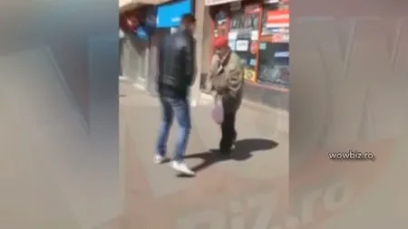 SCANDALOS. Un manelist cunoscut UMILEŞTE o bătrână pe stradă, ziua în amiaza mare VIDEO
