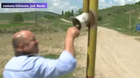 Comuna cu bariere de acces. Şoferii trebuie să plătească 100 de lei pentru o trecere