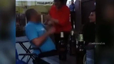 Bărbat bătut de soacră, în cârciumă, de faţă cu prietenii de pahar VIDEO