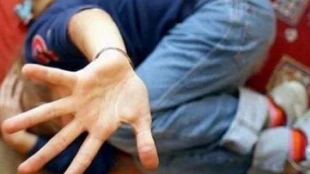 COPIL BĂTUT şi pus să muşte clanţa uşii, în toaleta şcolii. Mesajul DISPERAT al unui părinte