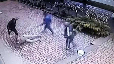 Taximetrist bătut cu BESTIALITATE după ce a accidentat un pieton. IMAGINI ŞOCANTE