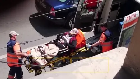 Momente cumplite pentru o bătrânică. Ce i-au făcut medicii de pe ambulanţă VIDEO