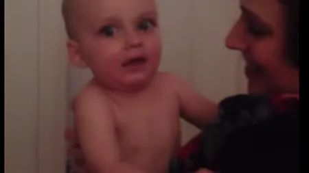 Reacţia unui bebeluş care o întâlneşte pentru prima dată pe sora geamănă a mamei sale VIDEO