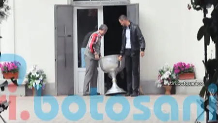 Bebeluş în stare gravă la spital după ce a fost scăpat de preot în cristelniţă la botez VIDEO