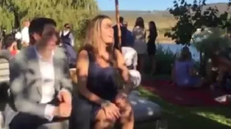 Eveniment HAIOS la o nuntă. Reacţia unui bărbat după ce iubita a încercat să prindă BUCHETUL VIDEO