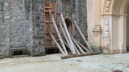 Castelul Peleş se degradează: Tencuiala a început să cadă, iar terasa o ia la vale