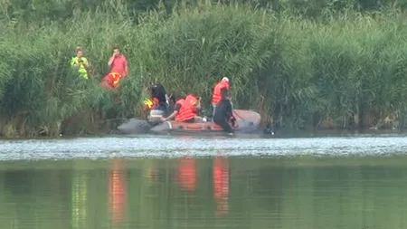 Descoperire bizară pe fundul unui lac: Câţiva pescari au dat peste un seif plin de documente